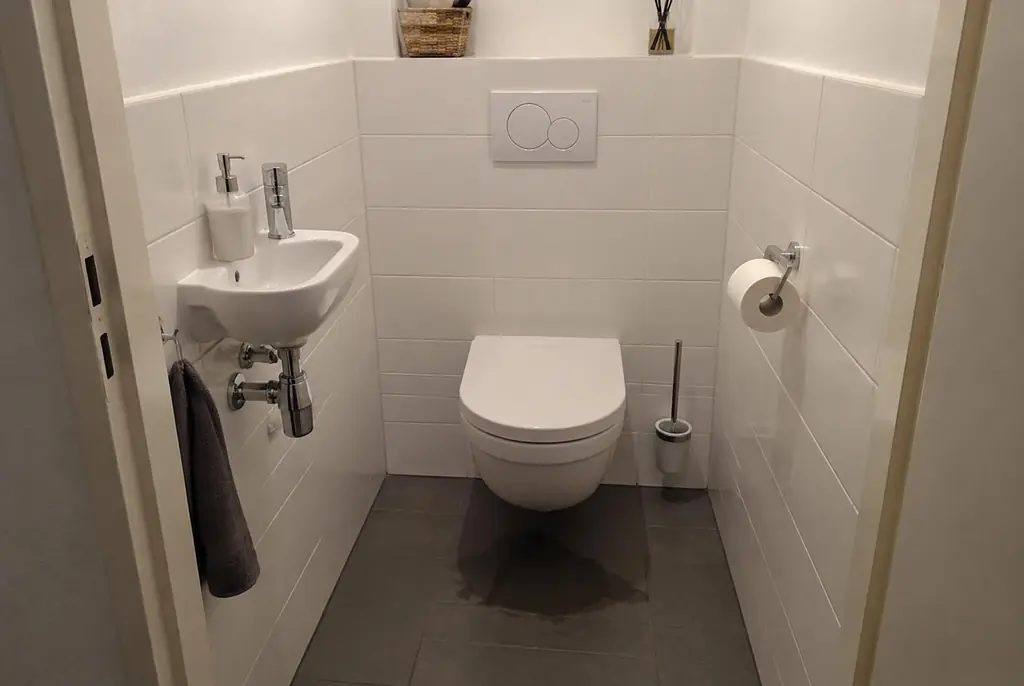 Lekdetectie Breukelen – natte vloer bij een toilet
