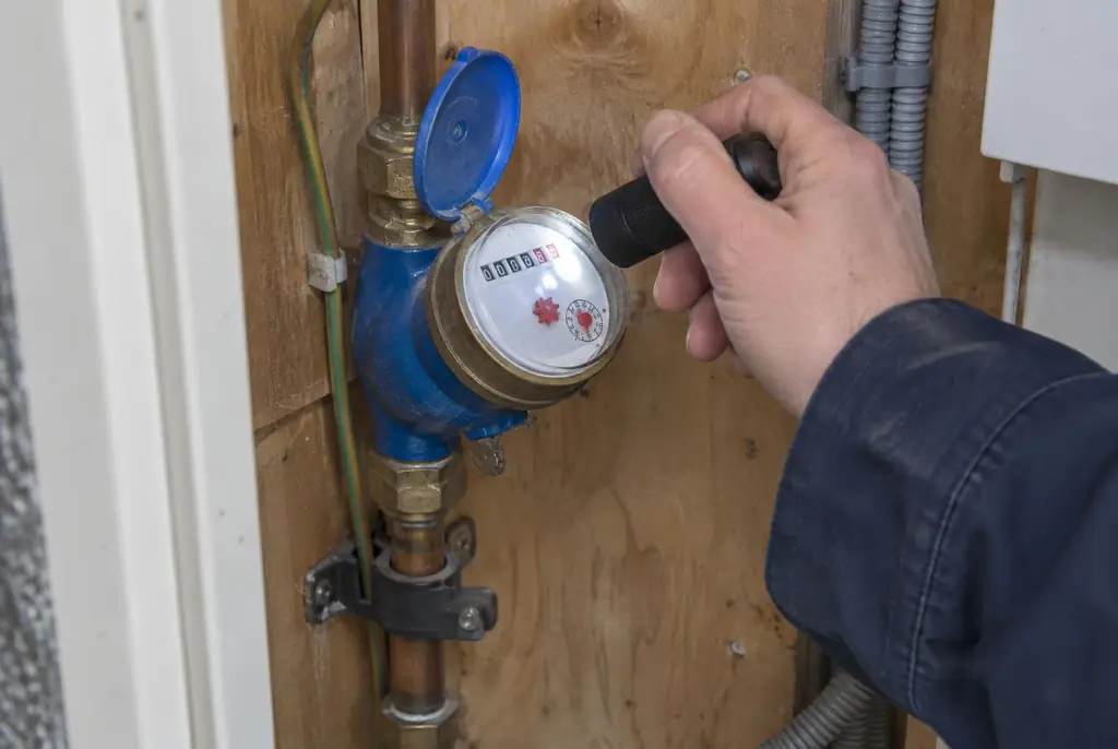 Lekdetectie Breukelen – watermeter in de meterkast controleren met een zaklamp